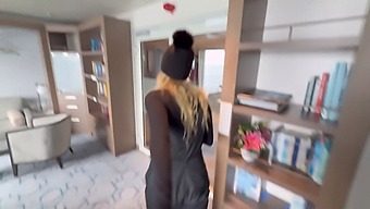 天然美女在游轮上骑乘