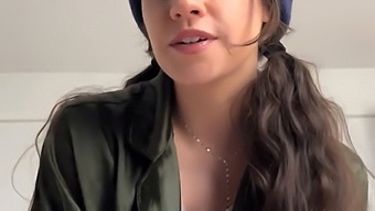 继妹quinn Finite,一个胸部丰满的美女,在你的帮助下在床上生病时达到了两次高潮。